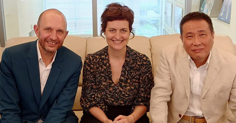 Masami Kurumada: foto do criador dos Cavaleiros do Zodaco com a equipe da editora francesa KANA!
