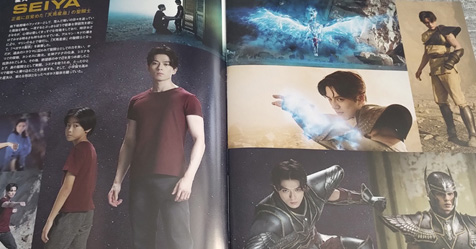 Live Action: fotos de todas as pginas do livreto/artbook do filme dos Cavaleiros do Zodaco!